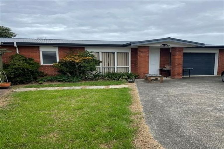 Photo of property in 13 Huruhuru Road, Massey, Auckland, 0614