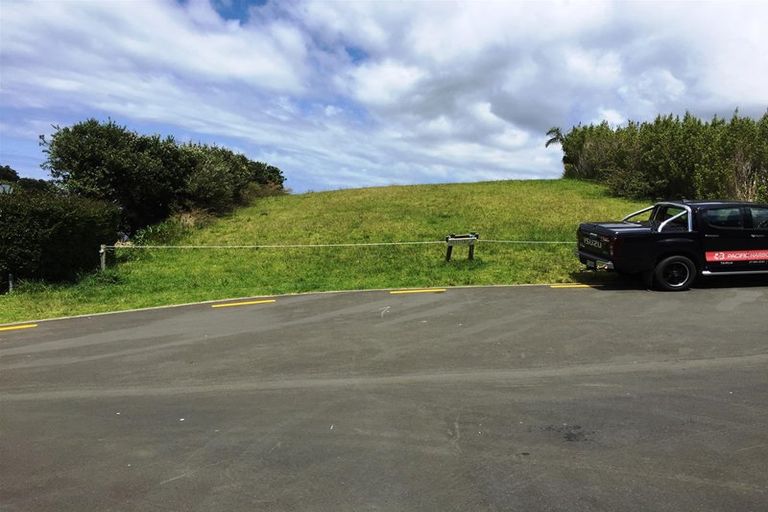 Photo of property in 10 Tirinui Crescent, Tairua, 3508