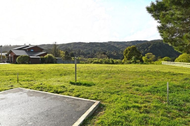 Photo of property in 5 Twin Lakes Road, Te Marua, Upper Hutt, 5018