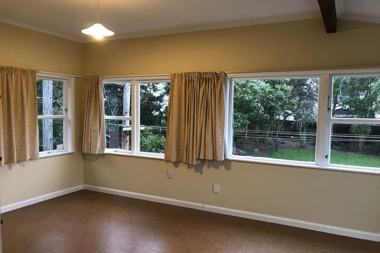 Photo of property in 11 Pahiatua Street, Hokowhitu, Palmerston North, 4410