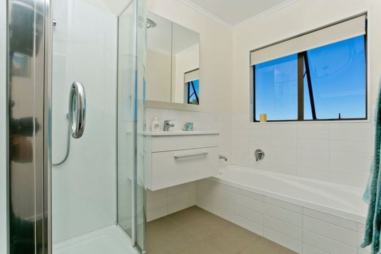 Photo of property in 2/12 Remus Place, Totara Vale, Auckland, 0629