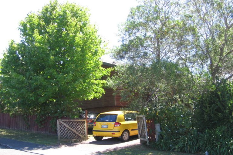 Photo of property in 3/2 Lysander Crescent, Beach Haven, Auckland, 0626