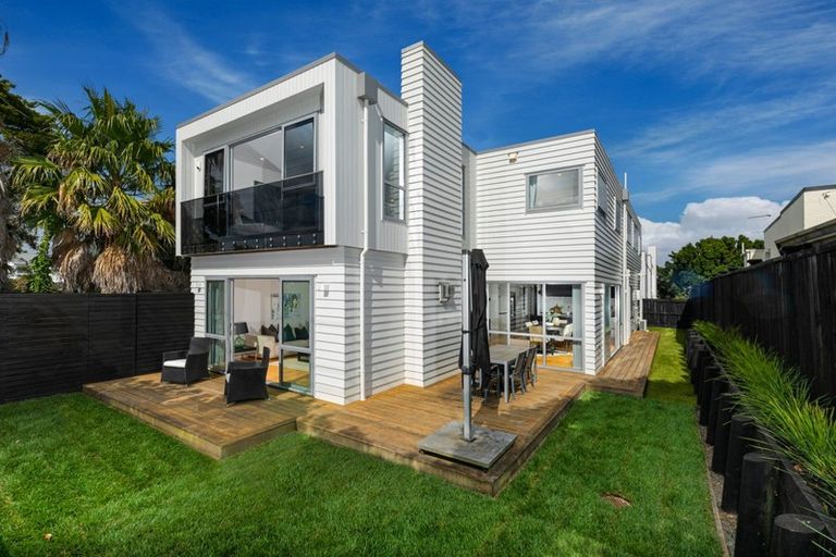 Photo of property in 144 East Coast Road, Forrest Hill, Auckland, 0620