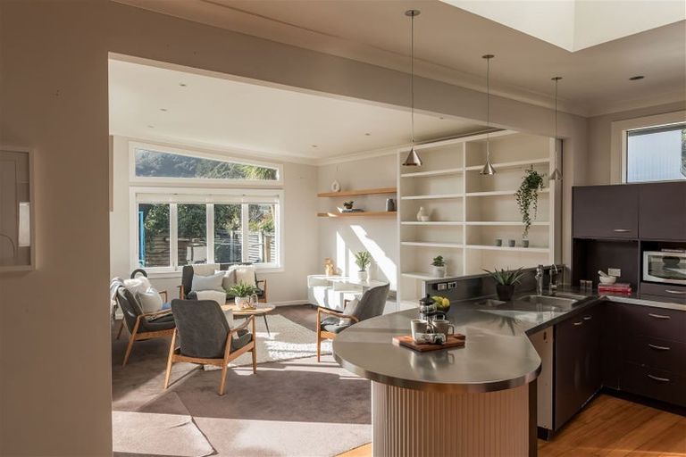 Photo of property in 35 Pukatea Street, Eastbourne, Lower Hutt, 5013