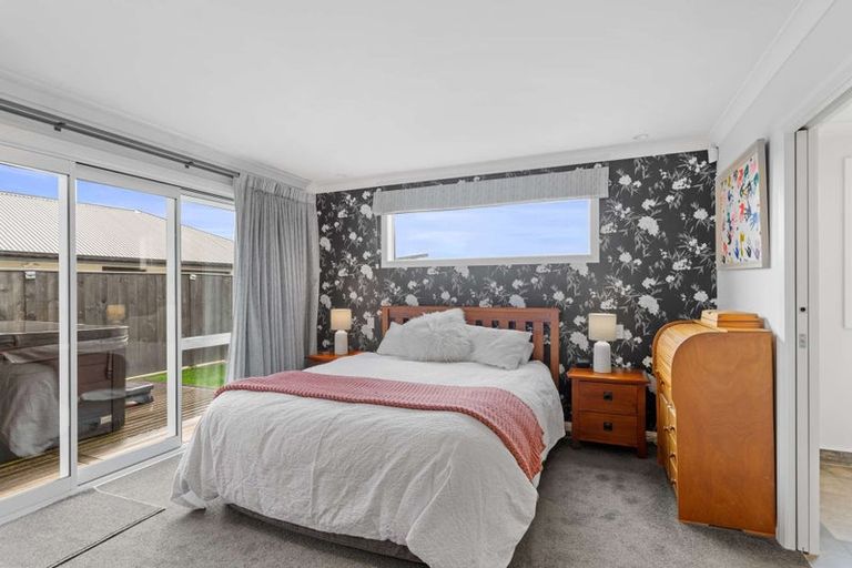 Photo of property in 69 Johnstone Drive, Fitzherbert, Palmerston North, 4410