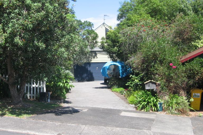 Photo of property in 8 Standish Place, Bayview, Auckland, 0629