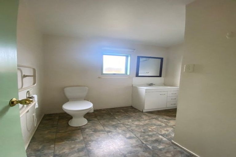 Photo of property in 16 Middlepark Road, Sockburn, Christchurch, 8042