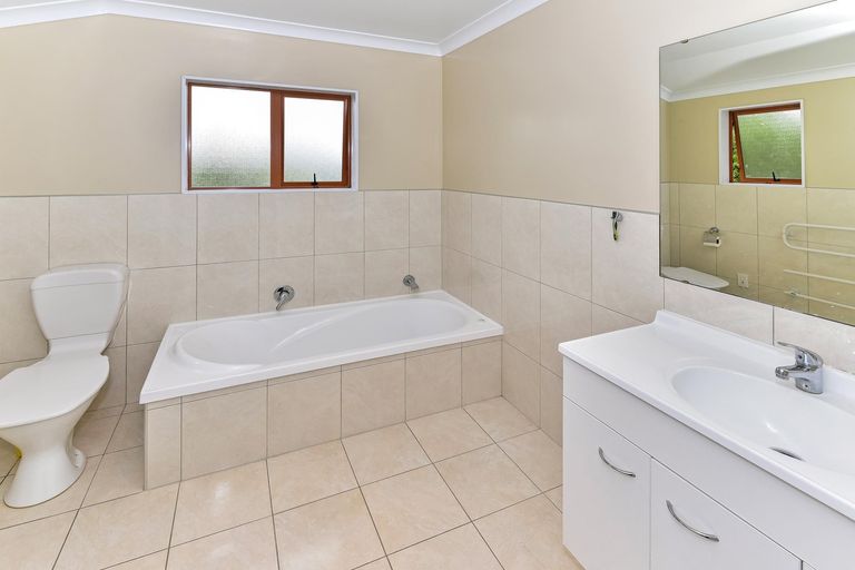Photo of property in 63c Redoubt Road, Goodwood Heights, Auckland, 2105