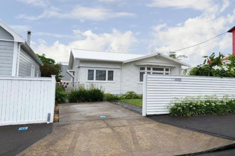 Photo of property in 17 Morley Street, New Plymouth, 4310