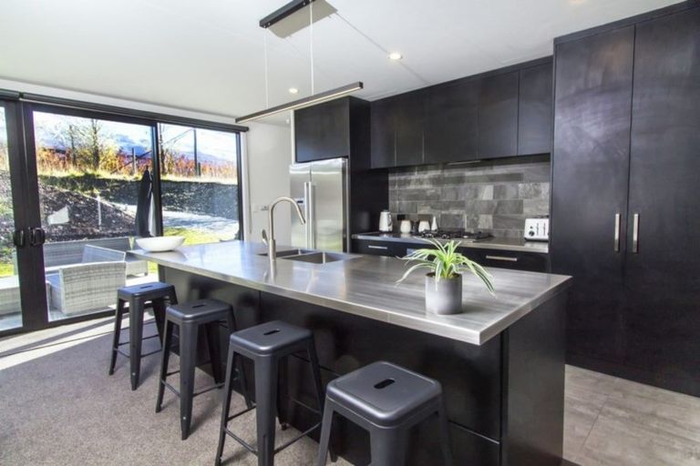 Photo of property in 75 Stratford Drive, Mount Pisa, Cromwell, 9383