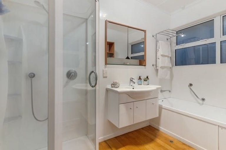 Photo of property in 220 Centreway Road, Orewa, 0931