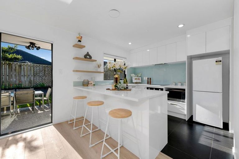 Photo of property in 6 Frank Bunce Grove, Flat Bush, Auckland, 2019