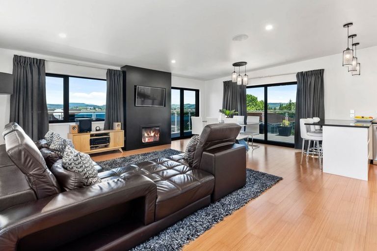 Photo of property in 2b Pah Road, Kawaha Point, Rotorua, 3010