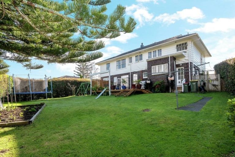 Photo of property in 24 Cheriton Road, Mellons Bay, Auckland, 2014