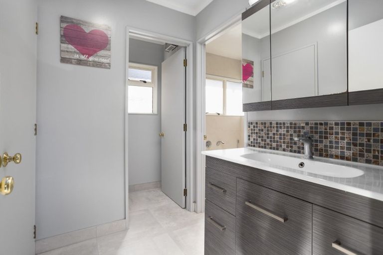 Photo of property in 2/48 Seabrook Avenue, New Lynn, Auckland, 0600