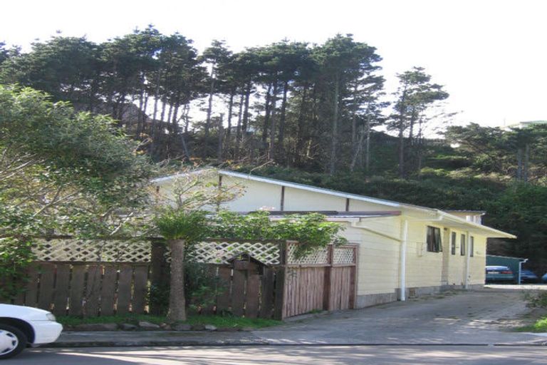 Photo of property in 70 Colchester Crescent, Newlands, Wellington, 6037