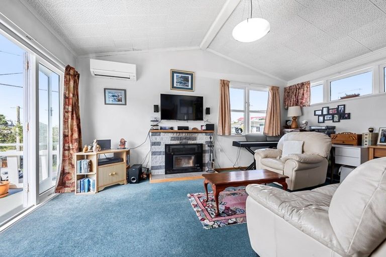 Photo of property in 4 Cotswold Crescent, Newlands, Wellington, 6037