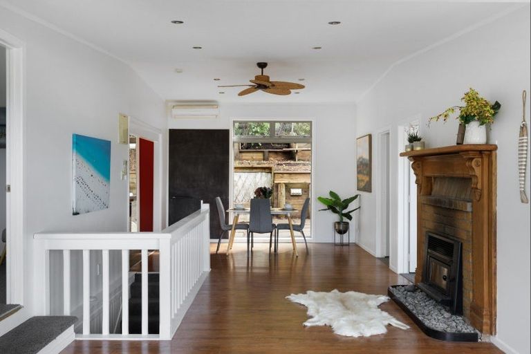 Photo of property in 41 Laingholm Drive, Laingholm, Auckland, 0604