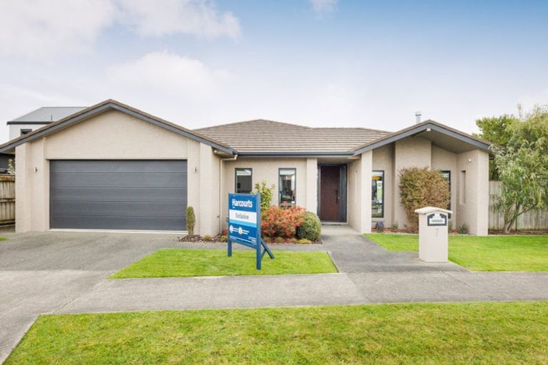 Photo of property in 7 Vaucluse Heights, Fitzherbert, Palmerston North, 4410