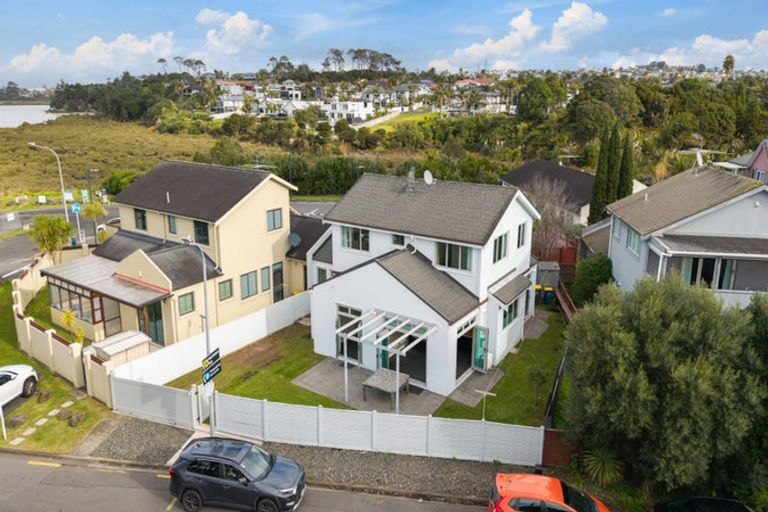 Photo of property in 11l Clearwater Cove, West Harbour, Auckland, 0618
