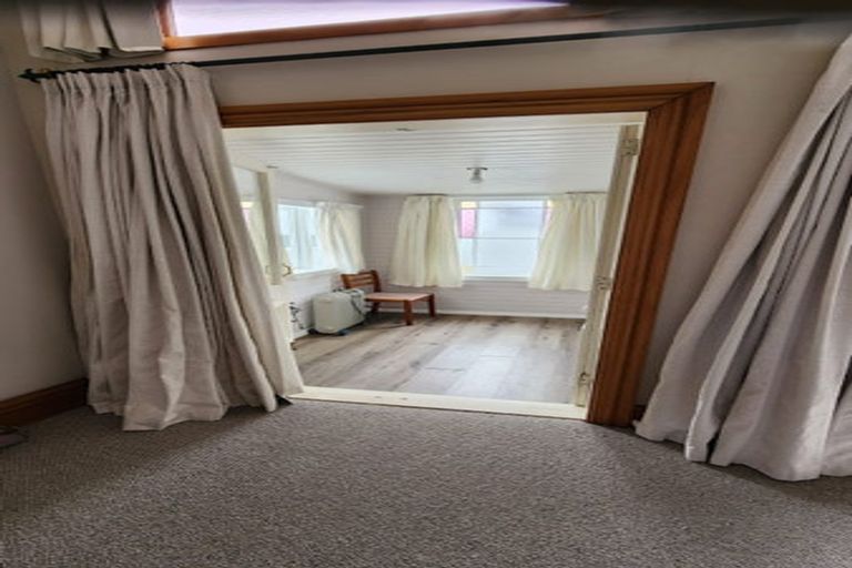 Photo of property in 94 Kelburn Parade, Kelburn, Wellington, 6012