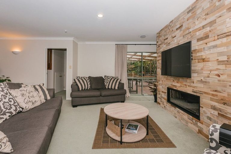 Photo of property in 8a Williams Terrace, Fitzherbert, Palmerston North, 4410