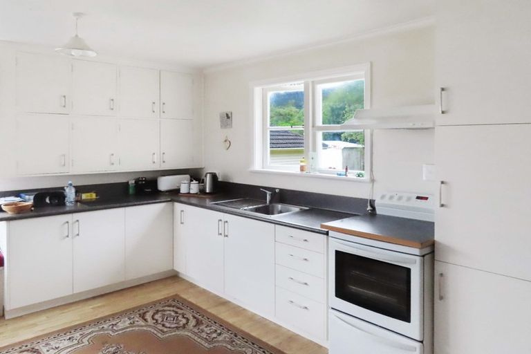 Photo of property in 77 Horoeka Street, Stokes Valley, Lower Hutt, 5019
