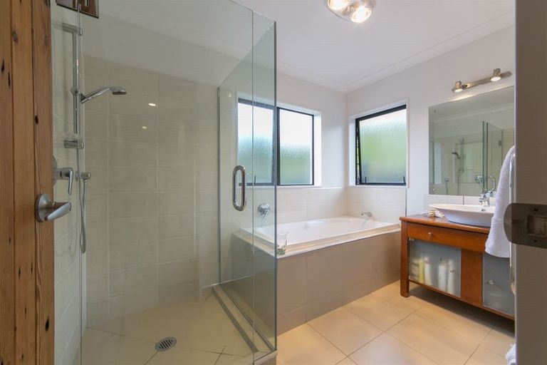 Photo of property in 210 Oraha Road, Kumeu, 0892
