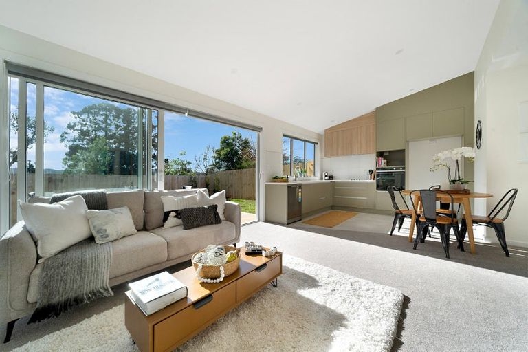 Photo of property in 400 Main Road, Huapai, Kumeu, 0810