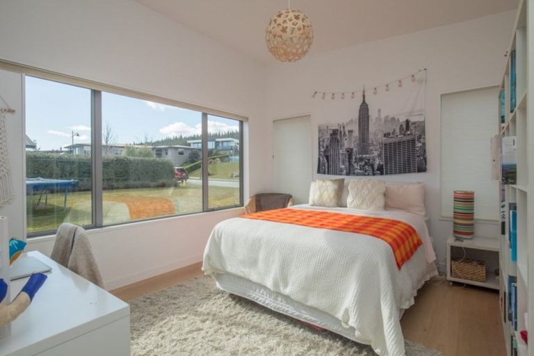 Photo of property in 7 Urquhart Place, Wanaka, 9305