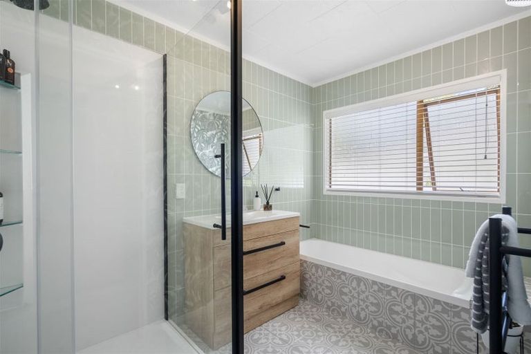 Photo of property in 11 William Hadlow Place, Hatfields Beach, Orewa, 0931