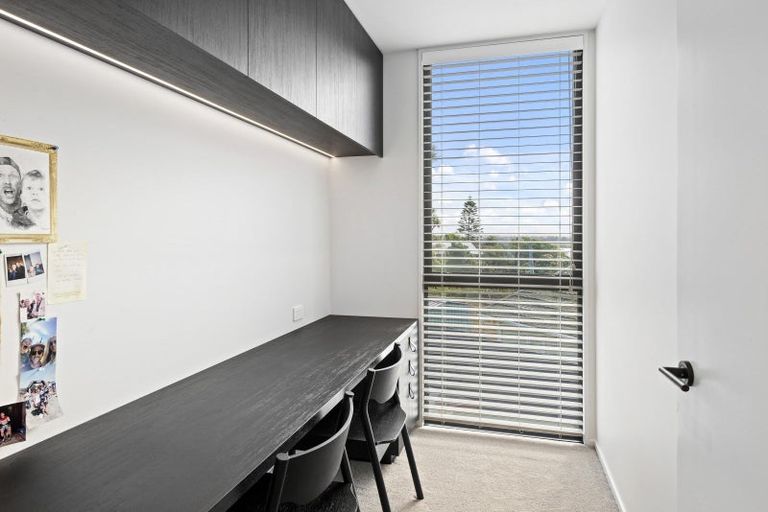 Photo of property in 32 Mount Pleasant Road, Mount Pleasant, Christchurch, 8081