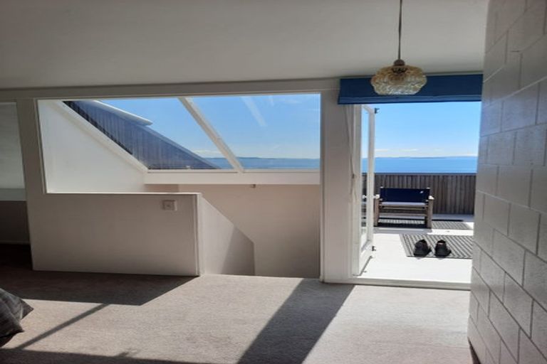 Photo of property in 28 Chelverton Terrace, Red Beach, 0932