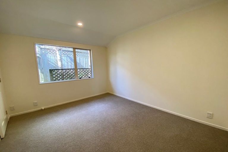 Photo of property in 8 Canary Place, Unsworth Heights, Auckland, 0632