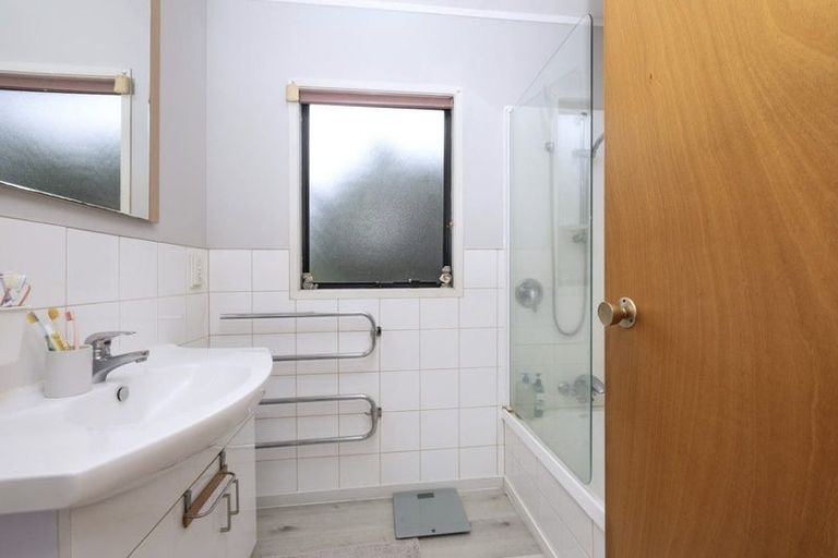 Photo of property in 32 Moire Road, Massey, Auckland, 0614