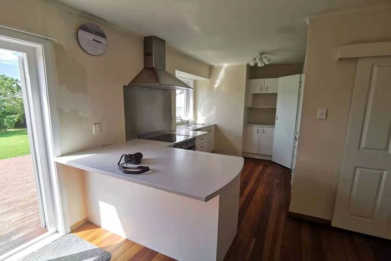 Photo of property in 1 Yeovil Road, Te Atatu Peninsula, Auckland, 0610