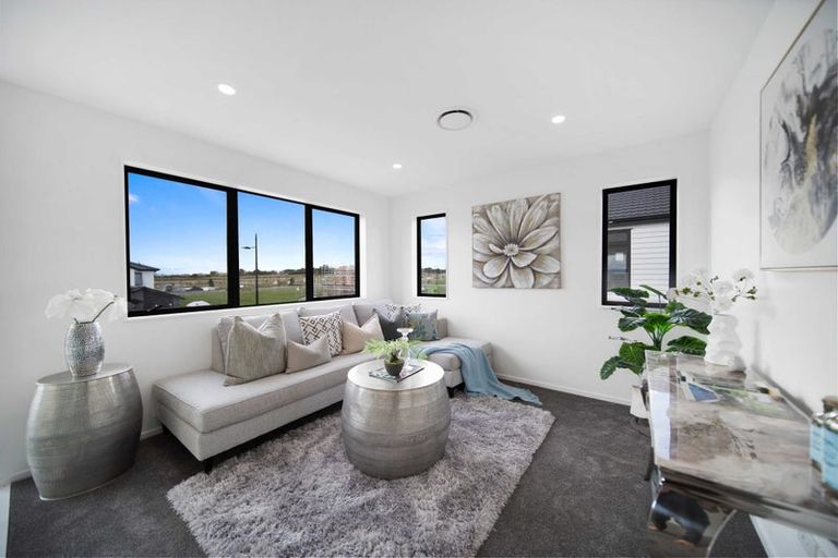 Photo of property in 9 Korowhiti Road, Clarks Beach, 2122