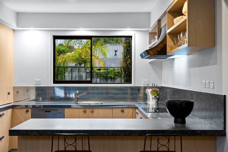 Photo of property in 2/11 Huntly Road, Campbells Bay, Auckland, 0630