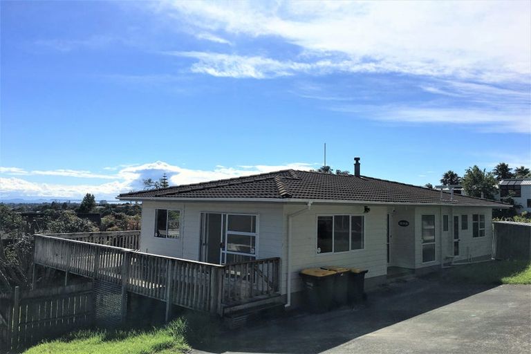 Photo of property in 303 Glenfield Road, Glenfield, Auckland, 0629