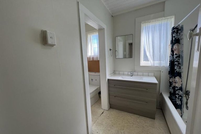 Photo of property in 19 Tirimoana Road, Te Atatu South, Auckland, 0602