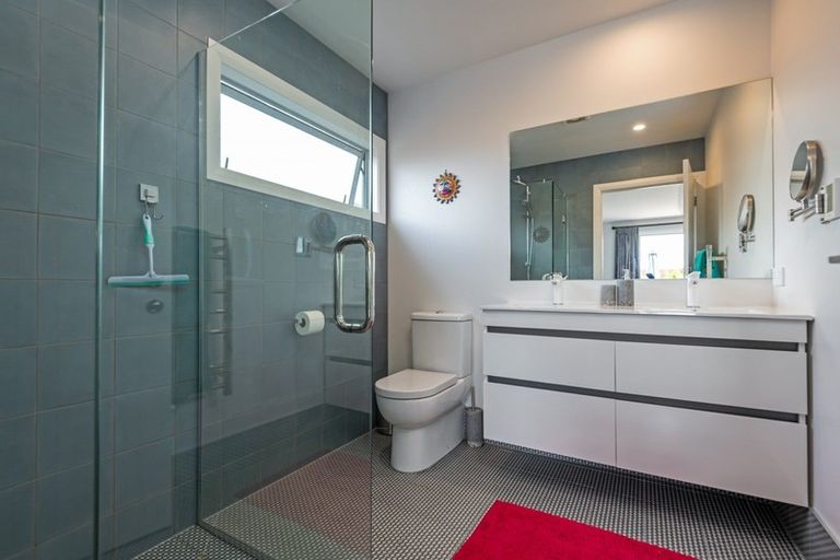 Photo of property in 8 Mediterranean Grove, Fitzherbert, Palmerston North, 4410