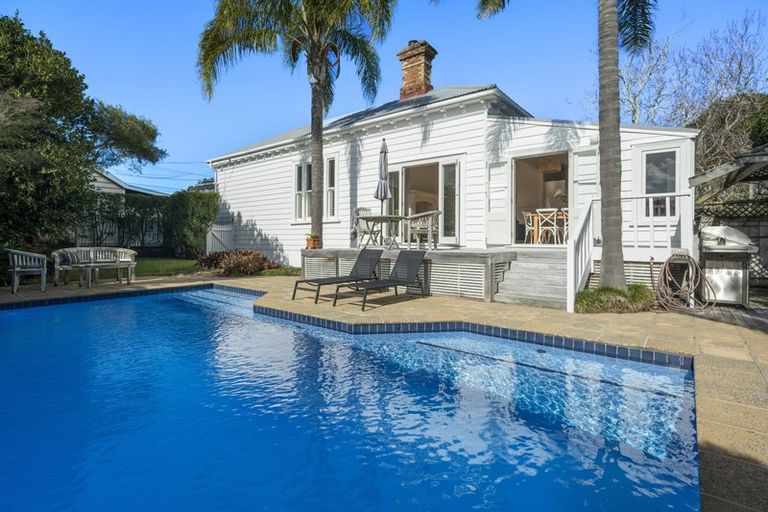 Photo of property in 143 Vauxhall Road, Narrow Neck, Auckland, 0624