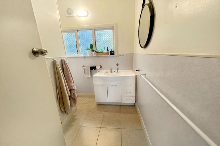 Photo of property in 137 Saint Andrews Square, Strowan, Christchurch, 8052