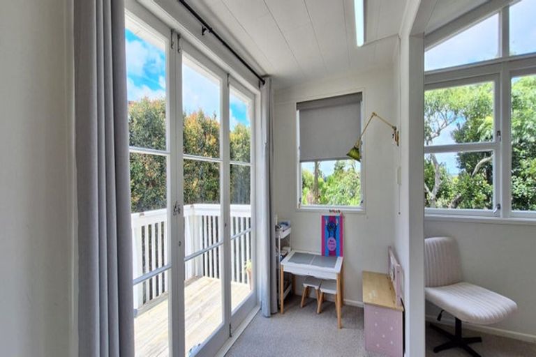 Photo of property in 1/156 Carlisle Road, Northcross, Auckland, 0632