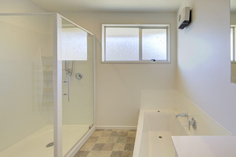 Photo of property in 19 Broadfell Avenue, Avonhead, Christchurch, 8042
