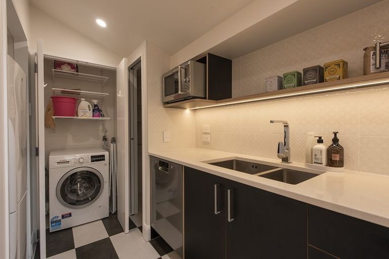 Photo of property in 6 Brougham Street, Mount Victoria, Wellington, 6011