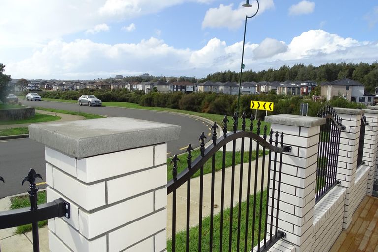 Photo of property in 1 Bunbeg Crescent, Flat Bush, Auckland, 2019