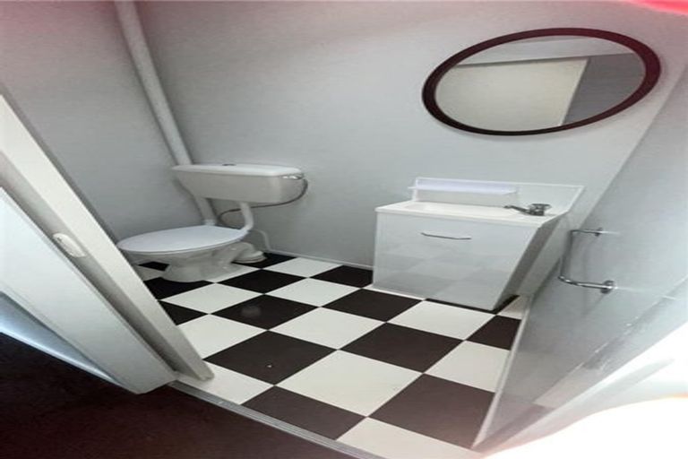 Photo of property in 2/10 Tulloch Place, Conifer Grove, Takanini, 2112