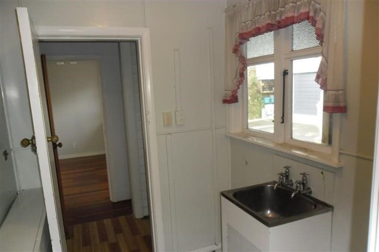 Photo of property in 10 Chapman Street, Newlands, Wellington, 6037