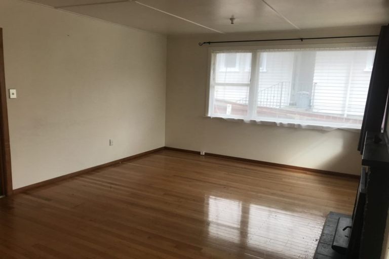 Photo of property in 16 Diane Grove, Paparangi, Wellington, 6037